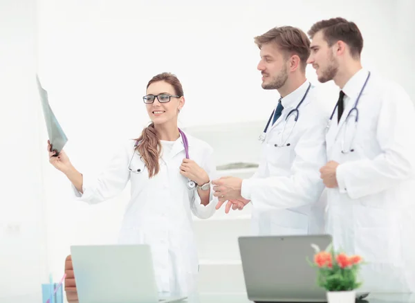 Retrato del grupo de doctores sonrientes trabajando juntos y smili — Foto de Stock