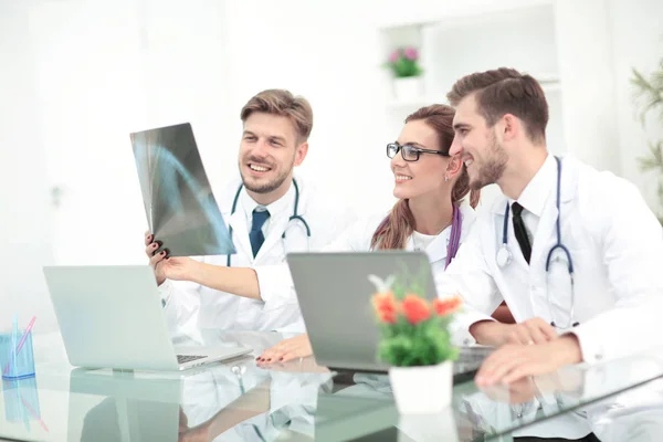 Portrait d'un groupe de collègues souriants de l'hôpital travaillant ensemble — Photo