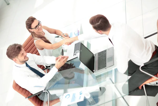 Foto de un joven equipo de negocios trabajando en una oficina moderna — Foto de Stock