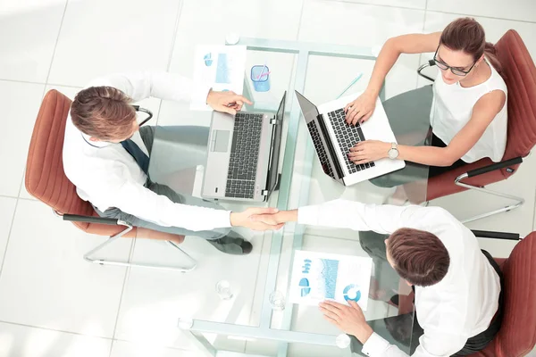 Poignée de main entre hommes d'affaires dans un bureau moderne — Photo