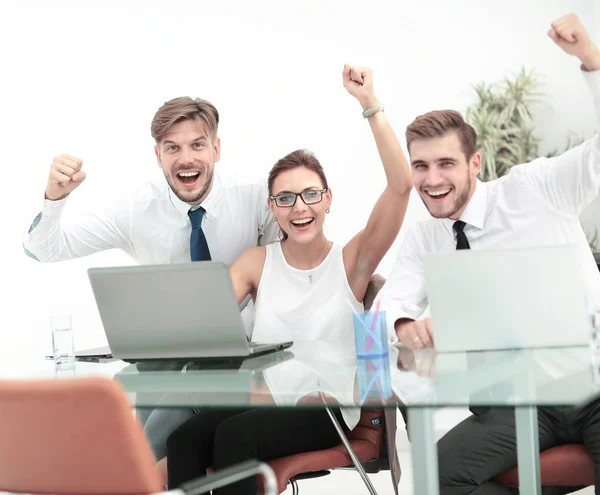 Imagen del feliz equipo de negocios celebrando la victoria en el cargo — Foto de Stock
