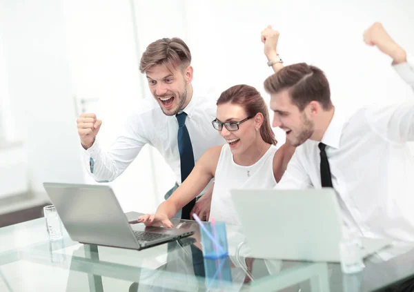 Picture of happy business team viert overwinning in functie — Stockfoto