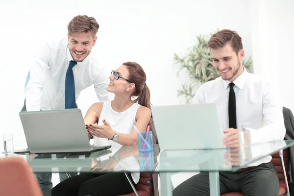 Foto eines jungen Geschäftsteams, das in einem modernen Büro arbeitet — Stockfoto