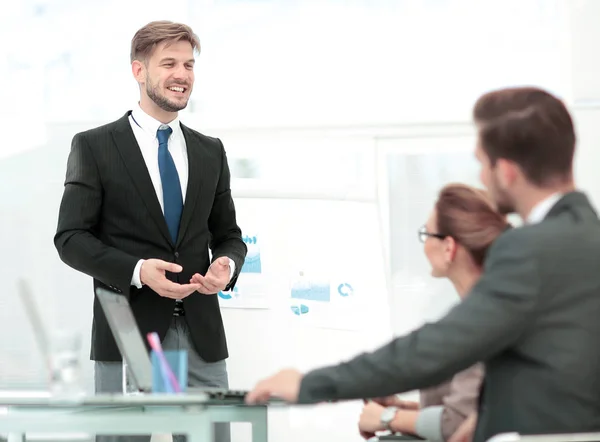 Succesvolle business man in pak op kantoor leidt een groep — Stockfoto