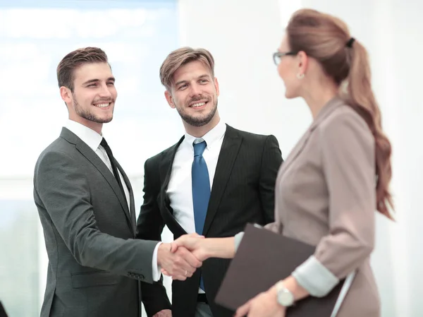 Concepto de asociación - apretón de manos de los socios comerciales — Foto de Stock