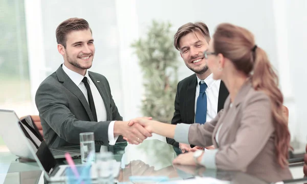 Begreppet partnerskap - handskakningen av affärspartners — Stockfoto