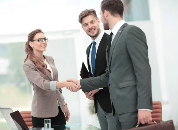 Handslag mellan affärsmän i ett modernt kontor — Stockfoto