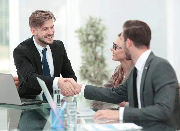 Begreppet partnerskap - handskakningen av affärspartners — Stockfoto