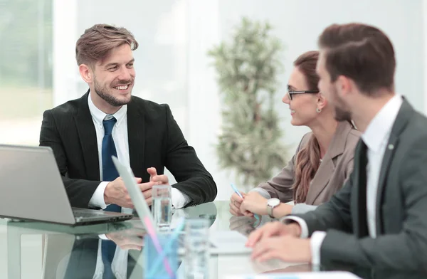 Foto di un giovane team aziendale che lavora in un ufficio moderno — Foto Stock