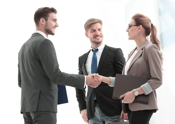 Handshake mezi lidi v moderní kanceláři — Stock fotografie