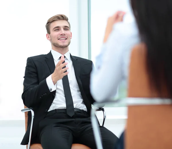 Porträt eines selbstbewussten Geschäftsmannes im Gespräch mit seinem Kollegen — Stockfoto