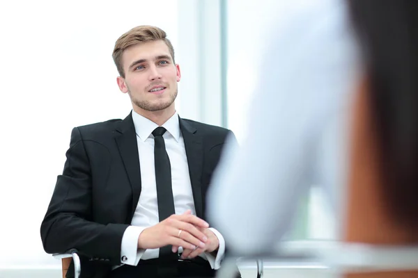 Porträt eines selbstbewussten Geschäftsmannes im Gespräch mit seinem Kollegen — Stockfoto