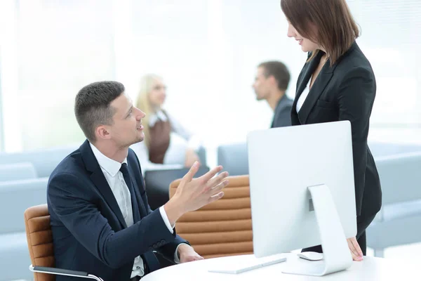 Socios comerciales seguros que trabajan en la oficina y sonríen — Foto de Stock