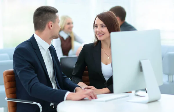 Zakenmensen werken rond tafel in modern kantoor — Stockfoto