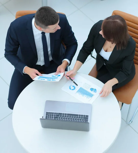 Dos hombres de negocios en ropa formal discutiendo algo. Vista superior —  Fotos de Stock