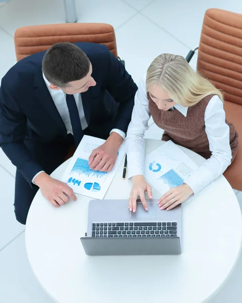 Dos hombres de negocios en ropa formal discutiendo algo. Vista superior —  Fotos de Stock