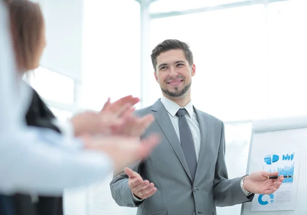 Geschäftsleute klatschen auf der Konferenz. Unternehmenspräsentation. — Stockfoto