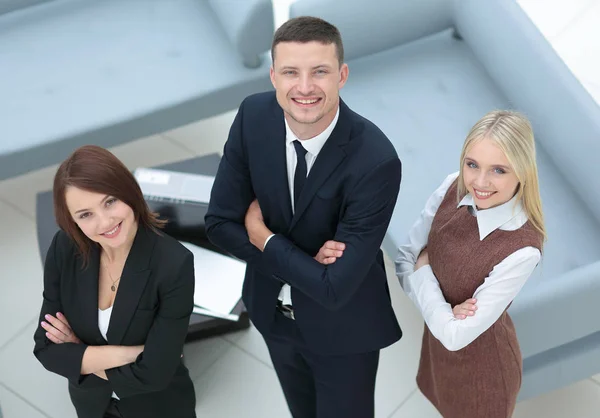 Geschäftsleute schauen beschlagnahmt und bleiben mit verschränkten Armen. — Stockfoto