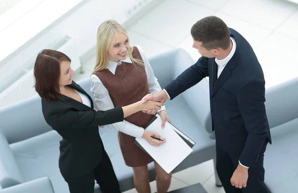 Handshake between business people in a modern office — Stock Photo, Image