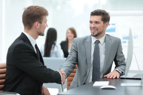 Geschäftsleute bei der Arbeit. zwei Geschäftsleute in Formalbekleidung shaki — Stockfoto