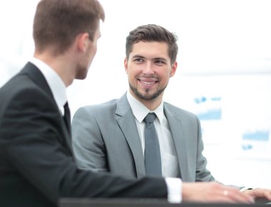 İş adamları iş başında. İki iş adamları resmi kıyafeti raporlarınızı içinde