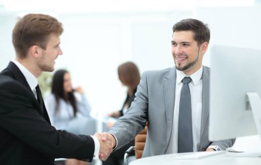 El sıkışan ve gülümseyerek emin iş ortakları