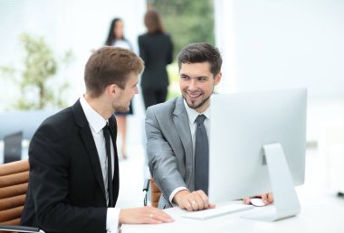 Kapalı bir modern belgeleri tartışırken iki başarılı iş adamı