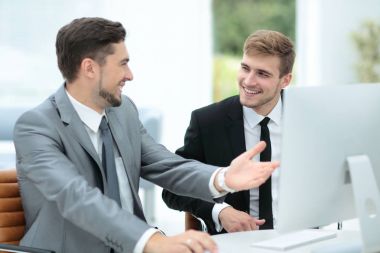 İş adamları iş başında. İki iş adamları resmi kıyafeti raporlarınızı içinde