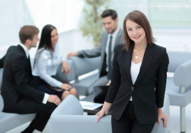 Grup genç iş adamları birlikte tartışarak crea toplandı