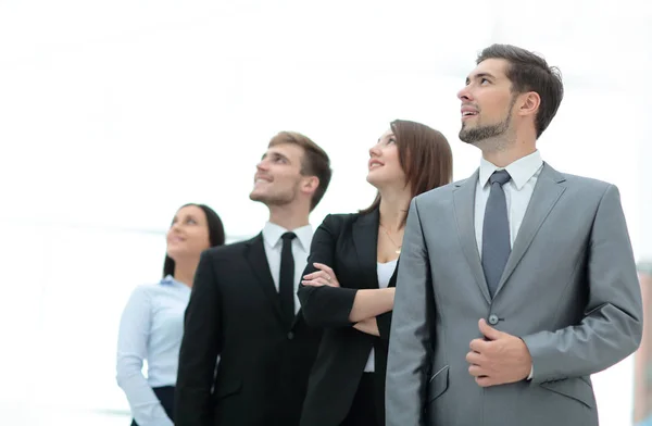 Grupo de empresários felizes e bem-sucedidos olhando para cima — Fotografia de Stock