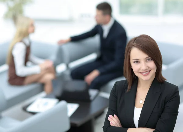 Retrato del hombre de negocios mirando a la cámara en el fondo de — Foto de Stock