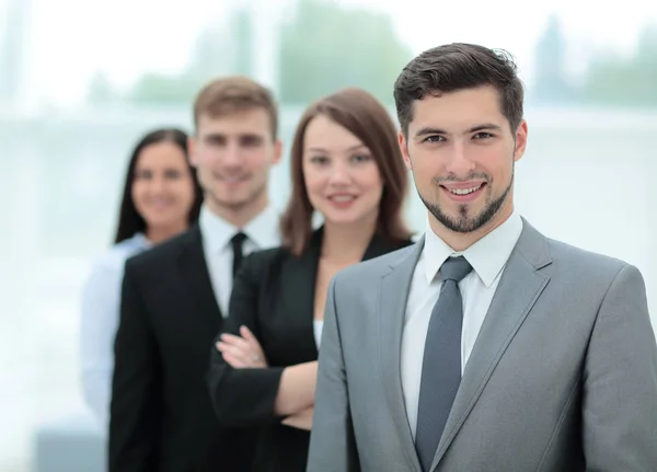 Gruppe erfolgreicher Geschäftsleute zeigt sich zuversichtlich — Stockfoto