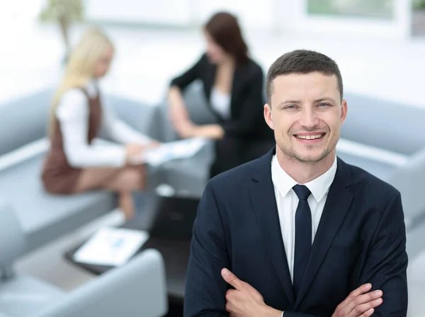 Retrato del hombre de negocios mirando a la cámara en el fondo de —  Fotos de Stock