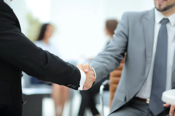 Begreppet partnerskap - handskakningen av affärspartners — Stockfoto