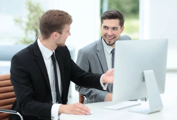Dois homens de negócios bem sucedidos discutindo documentos em um off moderno — Fotografia de Stock