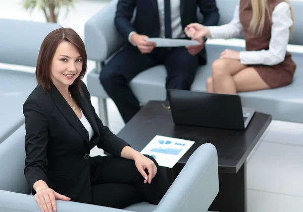 Retrato de mujer de negocios mirando a la cámara en el fondo o —  Fotos de Stock