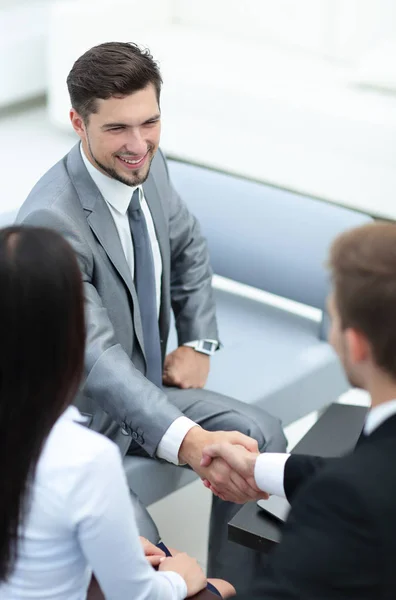 Concetto di partenariato - stretta di mano dei partner commerciali — Foto Stock