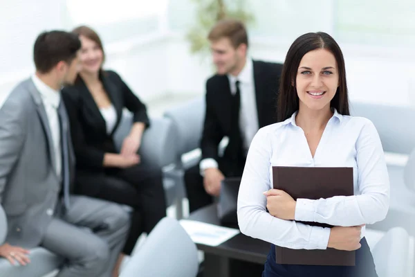 Retrato de mujer de negocios mirando a la cámara en el fondo o — Foto de Stock