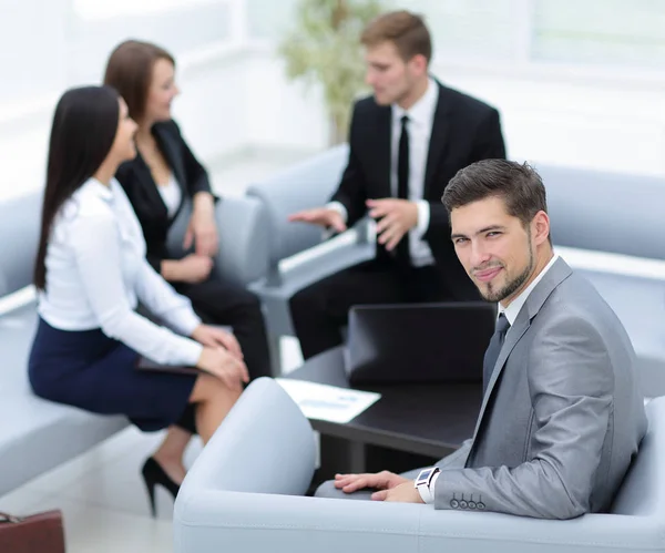 Retrato del hombre de negocios mirando a la cámara en el fondo de — Foto de Stock