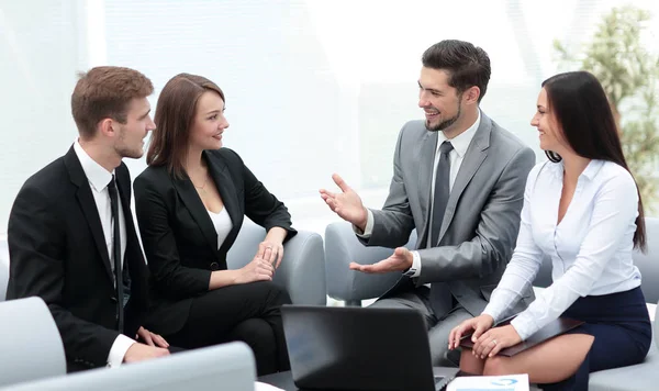 Grupo de jóvenes empresarios reunidos discutiendo crear —  Fotos de Stock