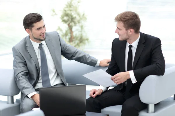 Två framgångsrika affärsmän som diskuterar dokument i en modern off — Stockfoto