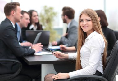 Kamerayla bakarak bir gülümseyen genç iş kadını portresi