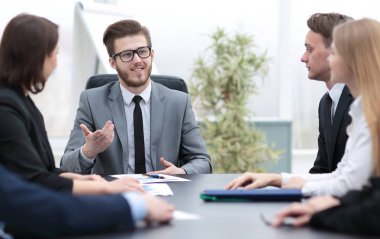 İş ve ofis kavramı - gülümseyen iş çalışma