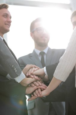 İş adamları onların elleri togethe koyarak en iyi görünümü kapatın