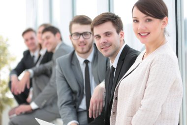 Ofiste toplantı sırasında kameraya bakarak zarif ortak çalışanlar