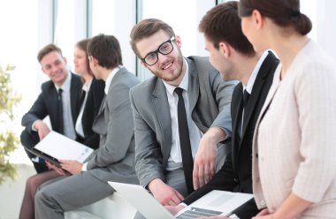 Gülümseyen ve kendinden emin iş takım önünde o kırmak vakit geçiriyor