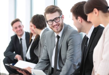 Gülümseyen ve kendinden emin iş takım önünde o kırmak vakit geçiriyor