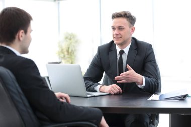 Birlikte bir projedeki çalışma iki yakışıklı işadamları,