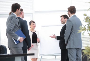 Modern bir şey tartışırken gülümseyen neşeli arkadaşları