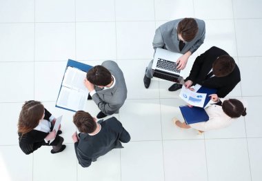 İş adamları. Onların iş projede çalışan iş takım